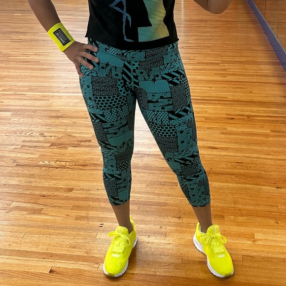 Zumba Fitness Teal and Black Cropped Leggings - Picture 4 of 4